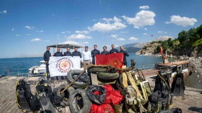 Dalgıçlar çevre gününde Van Gölü'nde dip temizliği yaptı