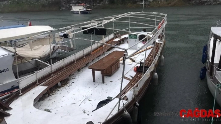 Dalyan'da şiddetli rüzgar teknelerin güneşliklerini uçurdu