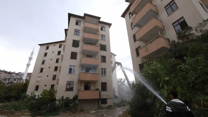 Darende'de ağır hasarlı binalar yıkılıyor