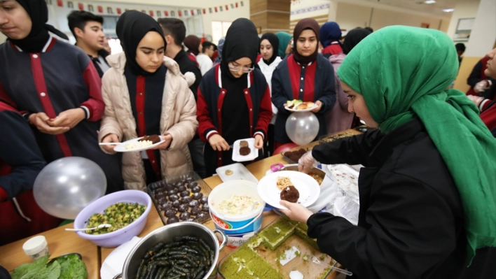 Darende'de imam hatip öğrencileri Gazze yararına kermes düzenledi