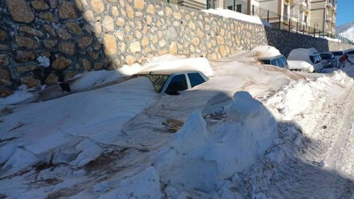 Darende'de kar araç boyunu aştı