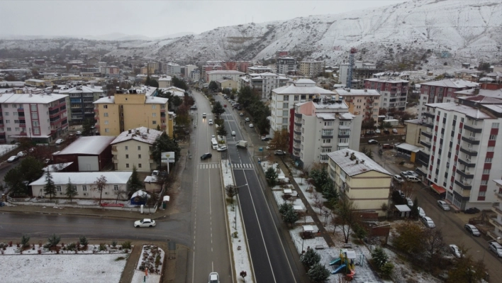 Darende ilçesinde kar yağışı etkili oluyor