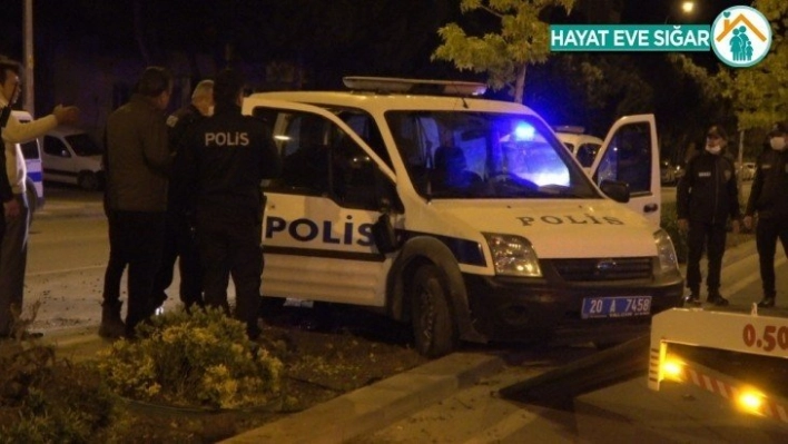 Denizli'de polis aracı devrildi