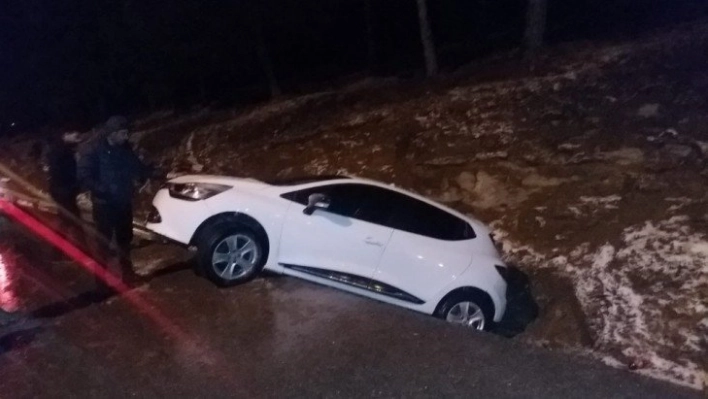 Denizli'de yağmur ve dolu trafiği olumsuz etkiledi