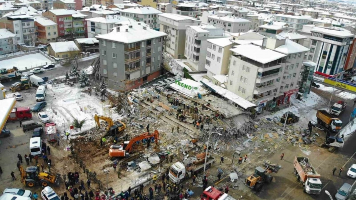 Deprem bölgesi Malatya'da enkaz çalışmaları havadan görüntülendi