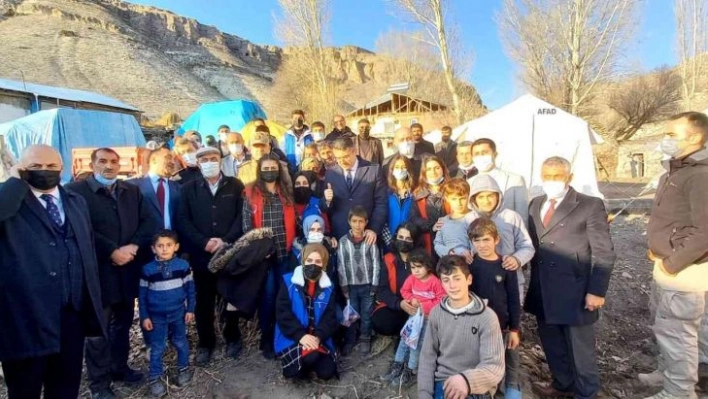 Deprem bölgesinde gönüllülük faaliyetlerine katıldılar