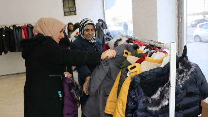 Deprem bölgesindeki yetim çocuklara giysi yardımı