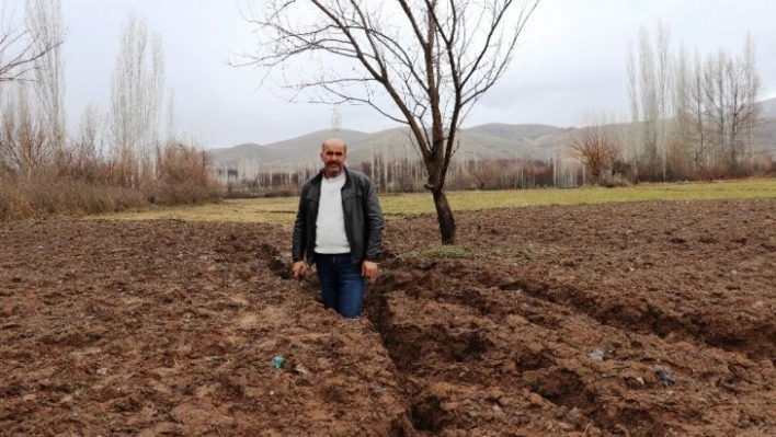 Deprem sonrasında oluşan dev yarıklar tedirgin ediyor