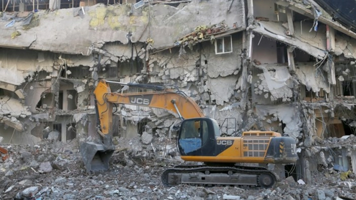 Depremde ağır hasar alan binaların yıkımı sürüyor