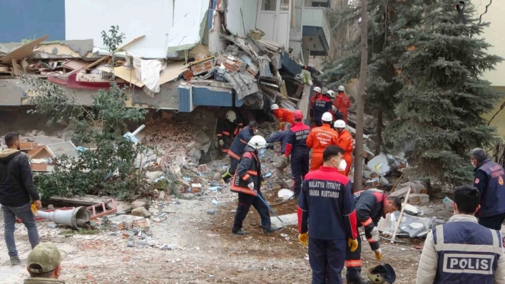 Depremde enkaz altında kalan Kur'an kursu hocasının cansız bedenine ulaşıldı