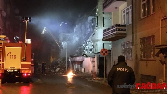 Depremde hasar gören 2 binanın daha yıkımı gerçekleştiriliyor