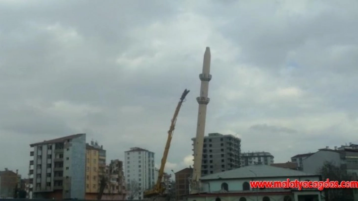 Depremde hasar gören minare böyle yıkıldı