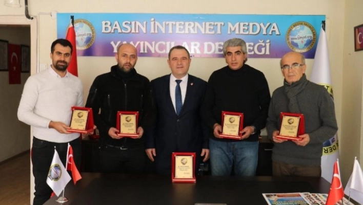 BİMYAD' dan Çalışan Gazetecilere Plaket