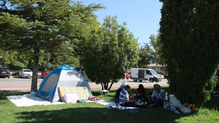 Depremler nedeniyle bazı vatandaşlar parklarda sabahladı