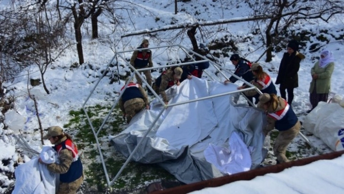 Depremzede çadırlarına Jandarma Kadın Astsubay eli