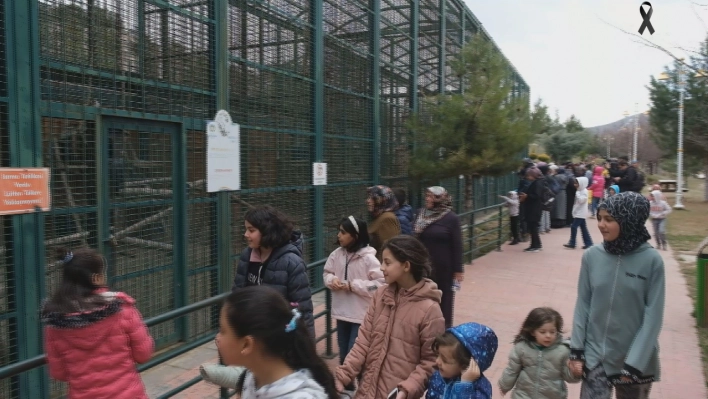 Depremzede çocuklara hayvanat bahçesi morali