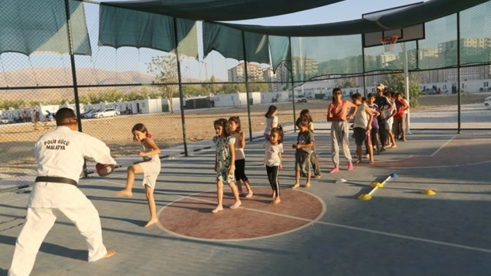 Depremzede çocuklara karate eğitimi veriliyor