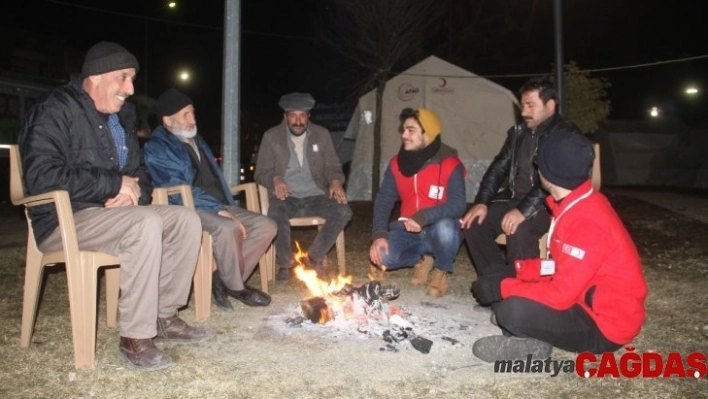 Depremzedelerin çadırlarda gece yaşantısı