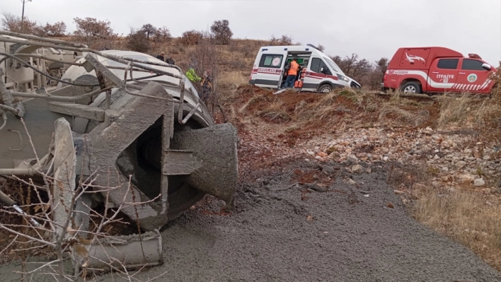 Devrilen beton mikserinin sürücüsü yaralandı