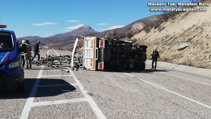 Devrilen kamyon Adıyaman-Gölbaşı yolunu trafiğe kapattı