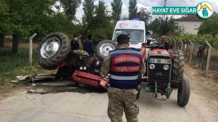 Devrilen traktörün altında kalan sürücü yaralandı