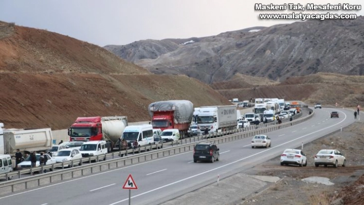 Devrilen vinç yüklü çekici karayolunu trafiğe kapattı, 4 kilometrelik kuyruk oluştu