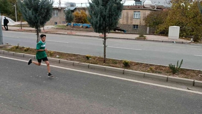 Dicle'de okul sporları kros yarışmasında öğrenciler kıyasıya mücadele etti