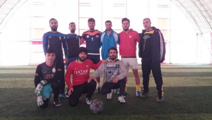 Dicle Gençlikspor futbol takımı topbaşı yaptı