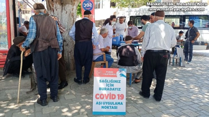 Dicle ilçesindeki merkez çarşıda ve halk pazarı önünde yerinde randevusuz aşı uygulaması