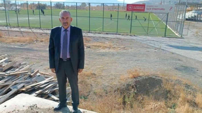 Dicle ilçesindeki sentetik futbol sahası FİFA standartlarında yapılıyor