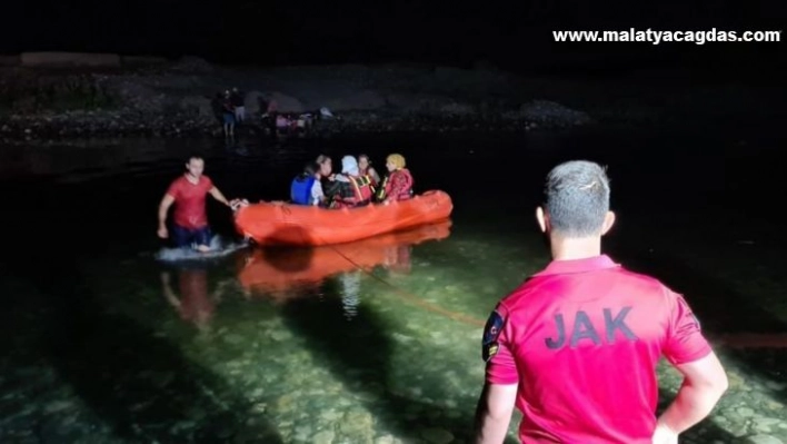 Dicle Nehri kenarında mahsur kalan 21 vatandaşı JAK kurtardı