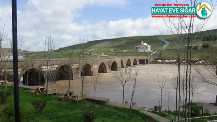 Dicle Nehri kıyısında bulunan kafeler sular altında kaldı