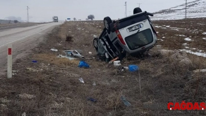 Dinar'da yoldan çıkan otomobil takla atarak şarampole yuvarlandı: 6 yaralı