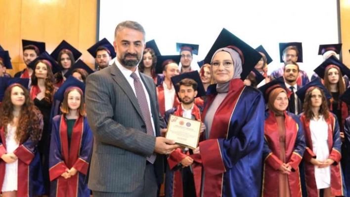 Diplomalarını alarak mezun oldular