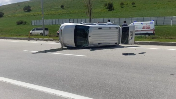 Direksiyon hakimiyetini kaybeden otomobil takla attı