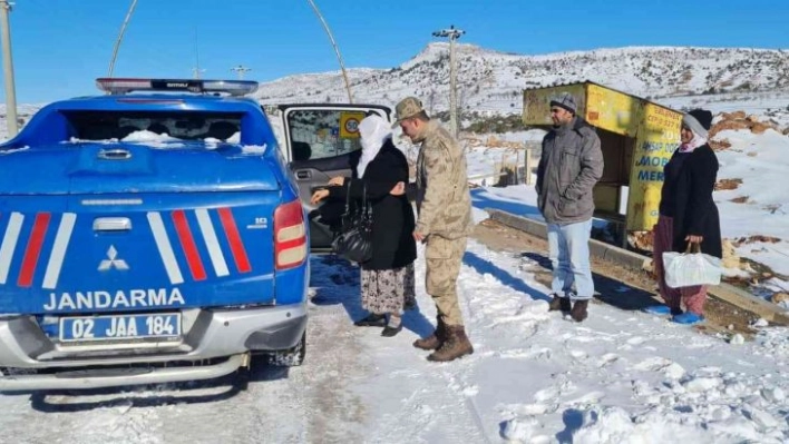 Diyaliz hastası kadının yardımına jandarma yetişti