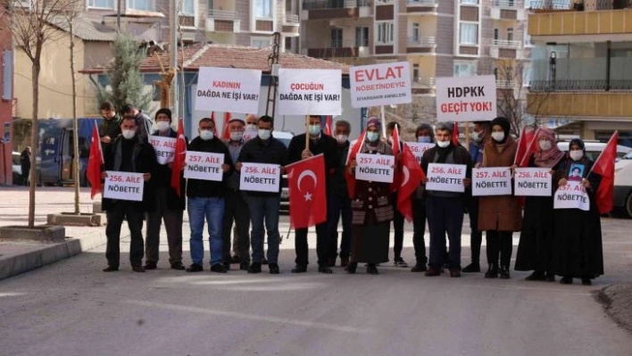 Diyarbakır'a gelen iki aile, adres olarak HDP'yi göstererek evlat nöbetine katıldı