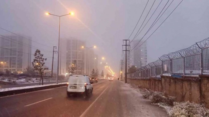 Diyarbakır'a mevsimin ilk karı yağdı