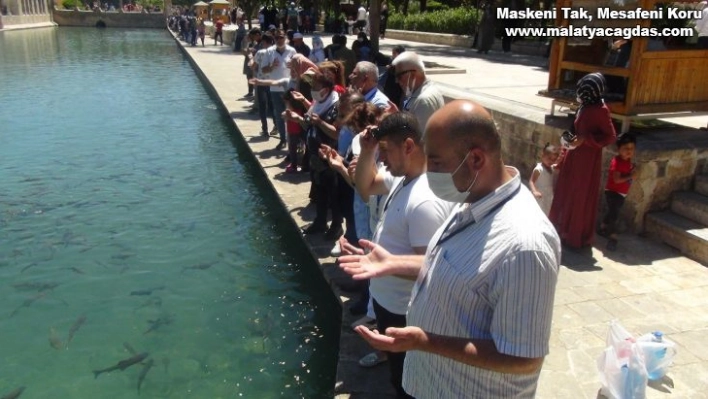 Diyarbakır anneleri için Balıklıgöl'de dua ettiler