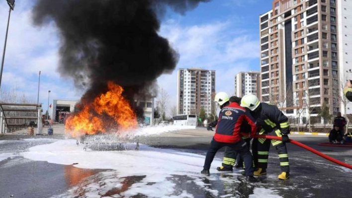 Diyarbakır Büyükşehir Belediye itfaiyesi tecrübesini bölge itfaiyecilerine aktarıyor