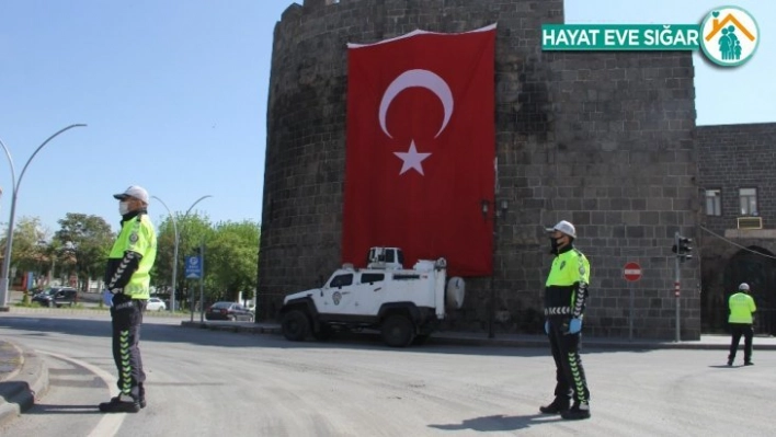 Diyarbakır'da cadde ve sokaklar kısıtlamanın 3'üncü gününde de boş kaldı