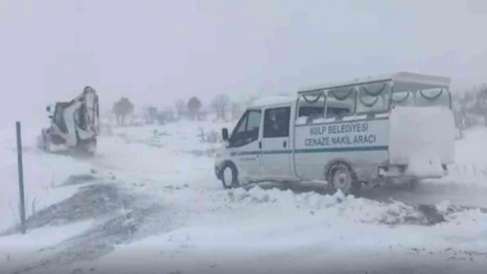 Diyarbakır'da cenaze defni için 8,5 saatlik yol açma çalışması yapıldı