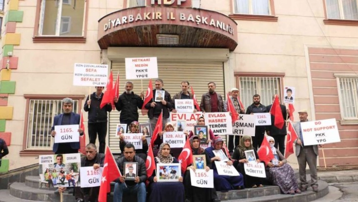 Diyarbakır'da evlat nöbetine iki aile daha katıldı