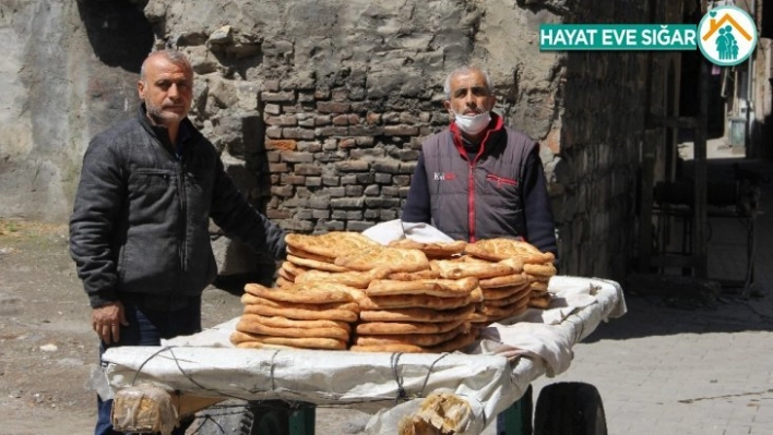 Diyarbakır'da fırıncıların ekmek mesaisi sürüyor