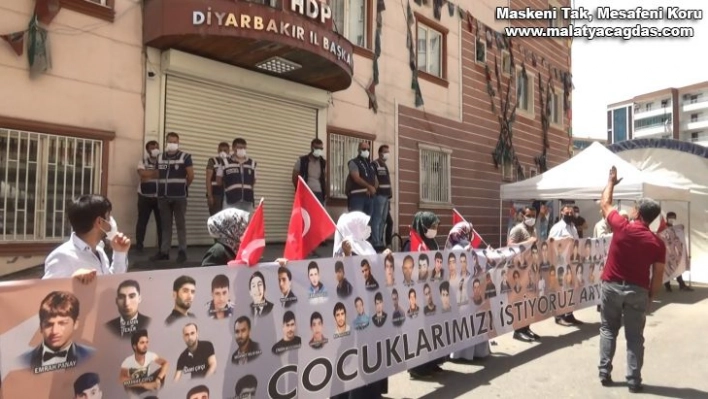 Diyarbakır'da HDP kepenk kapattı, aileler pankartlı tepki gösterdi