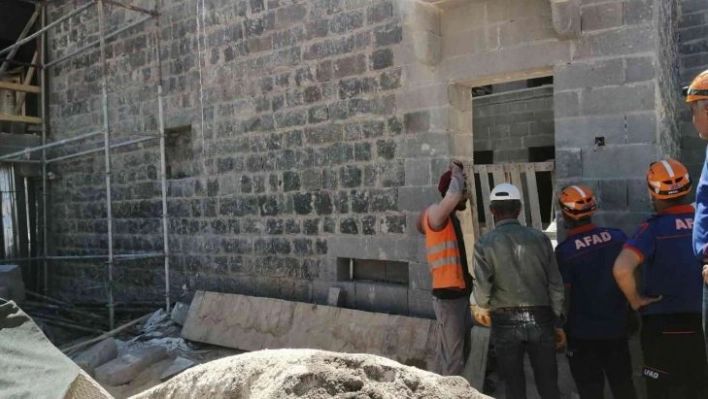 Diyarbakır'da inşaat alanında gezen vatandaş kazaya neden oldu: 2 yaralı