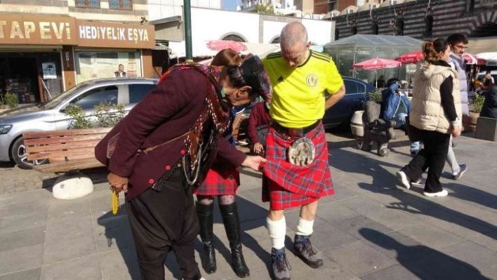 Diyarbakır'da İskoçlar kilt, yerli halk giydiği şalvarla bir araya geldi