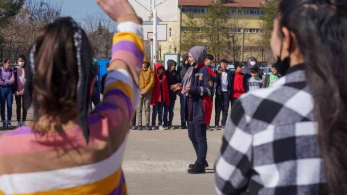 Diyarbakır'da Kadın İtfaiyecilerden öğrencilere eğitim