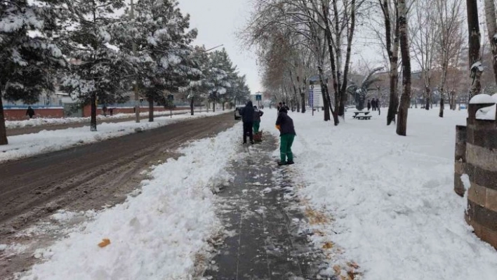 Diyarbakır'da kaldırımlarda kar temizleme çalışması