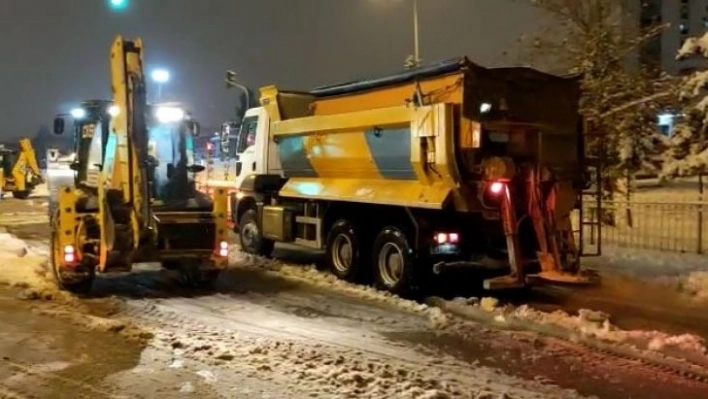 Diyarbakır'da kar mücadelesi aralıksız sürüyor